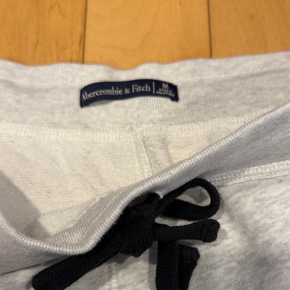 Woman’s Abercrombie & Fitch Gray Star Sweatpants - Picture 2 of 5
